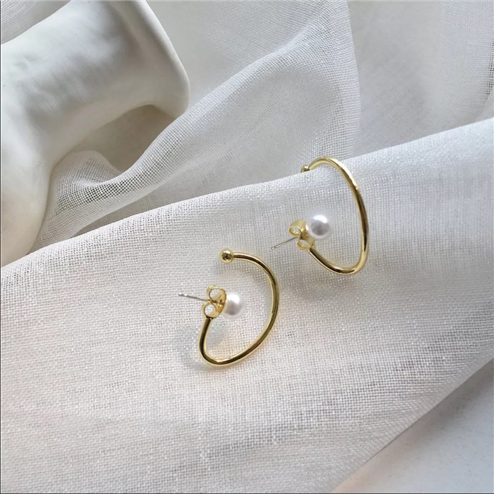 • Jo • Twist Pearl Geometric Earring Cuffs - Picture 3 of 5